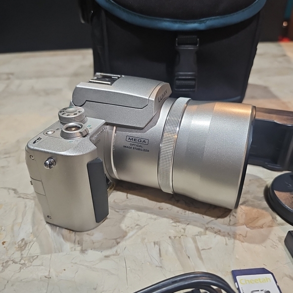 Panasonic LUMIX DMC-FZ10 digital camera W/ Bag, 2gb Memory Card TESTED W… - Picture 5 of 15